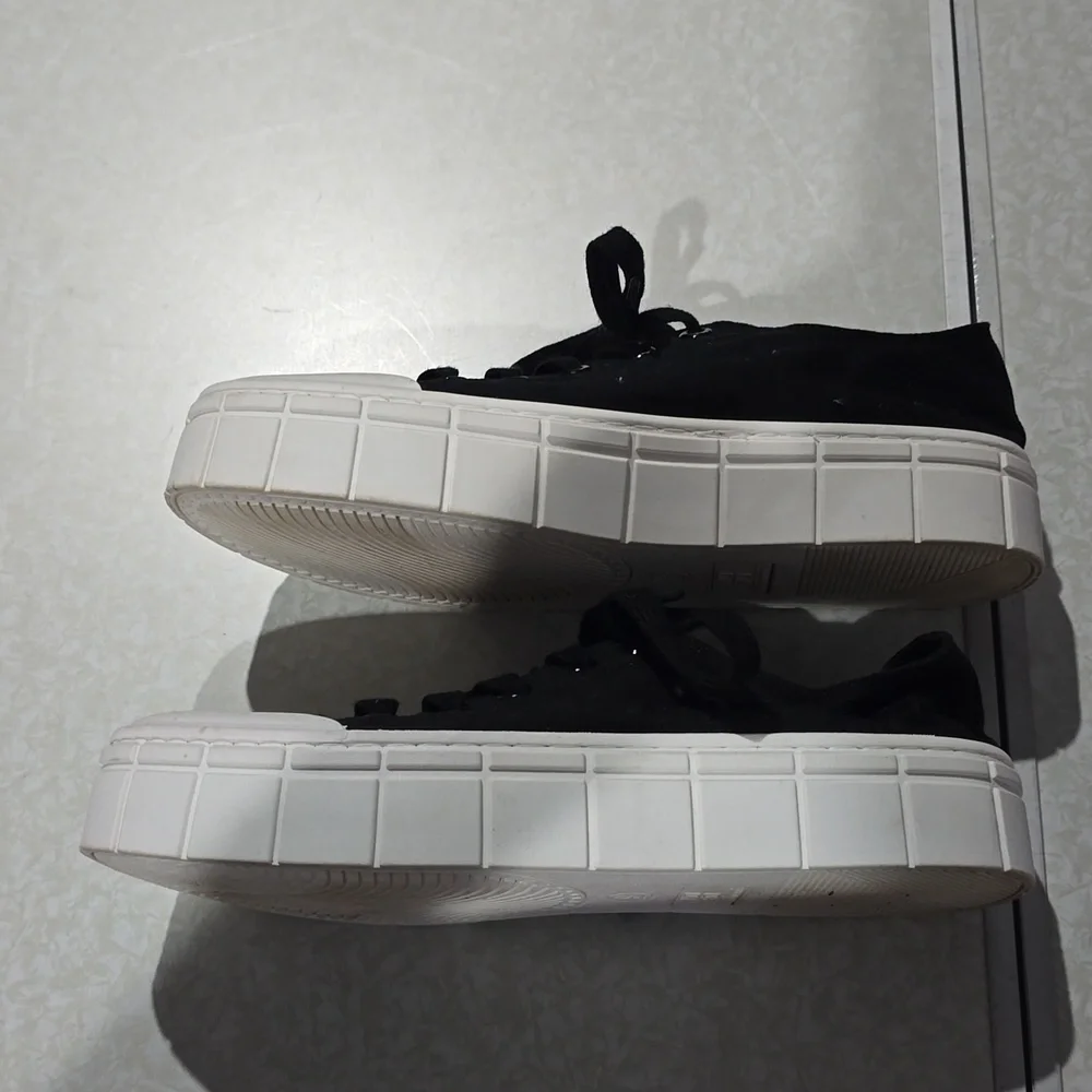 No Boundaries comfortable sneakers